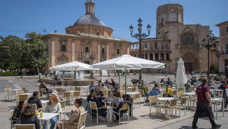 Varias personas en la terraza de un bar, el día en que se amplían a seis los comensales por mesa | Jorge Gil - Europa Press ep varias personas en la terraza de un bar el dia en que se amplian a seis los comensales por mesa