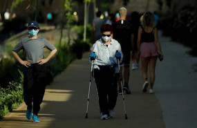 ep varios adultos pasean y hacen ejercicio con mascarillas junto al rio segura en murcia espana a 2