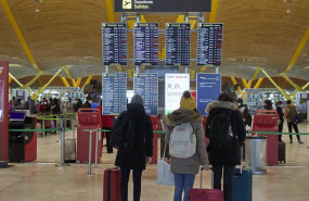ep varios pasajeros observan los paneles indicativos de la situacion de los vuelos