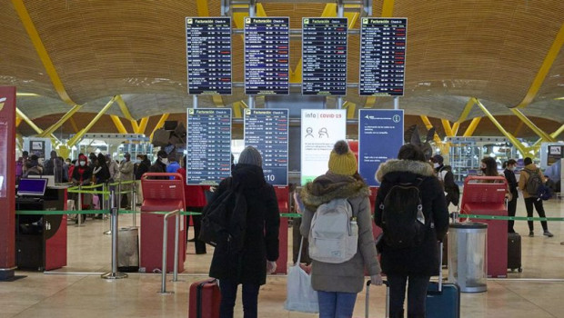 ep varios pasajeros observan los paneles indicativos de la situacion de los vuelos