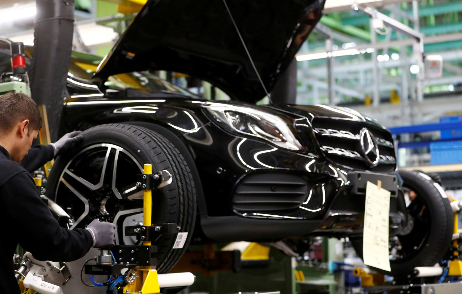 photo d archives d un employe a l usine daimler de rastatt en allemagne 