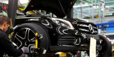 photo d archives d un employe a l usine daimler de rastatt en allemagne 