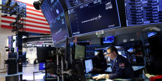 un trader travaille a la bourse de wall street 