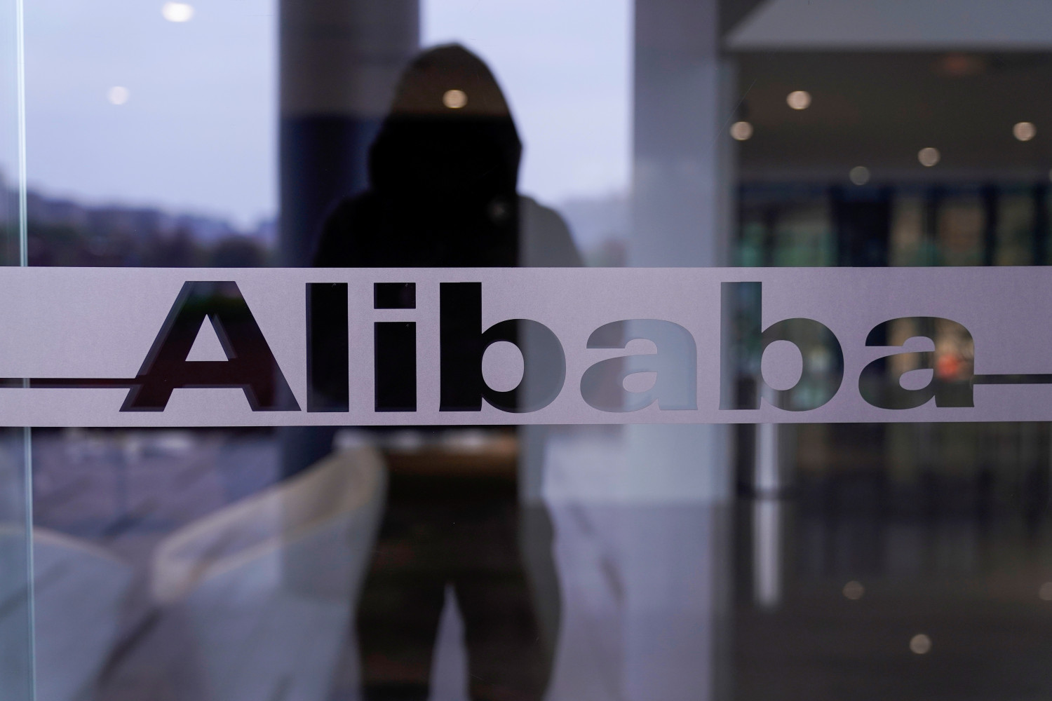 Alibaba cumple con el gobierno chino: dejará de vender máquinas de minería de criptos