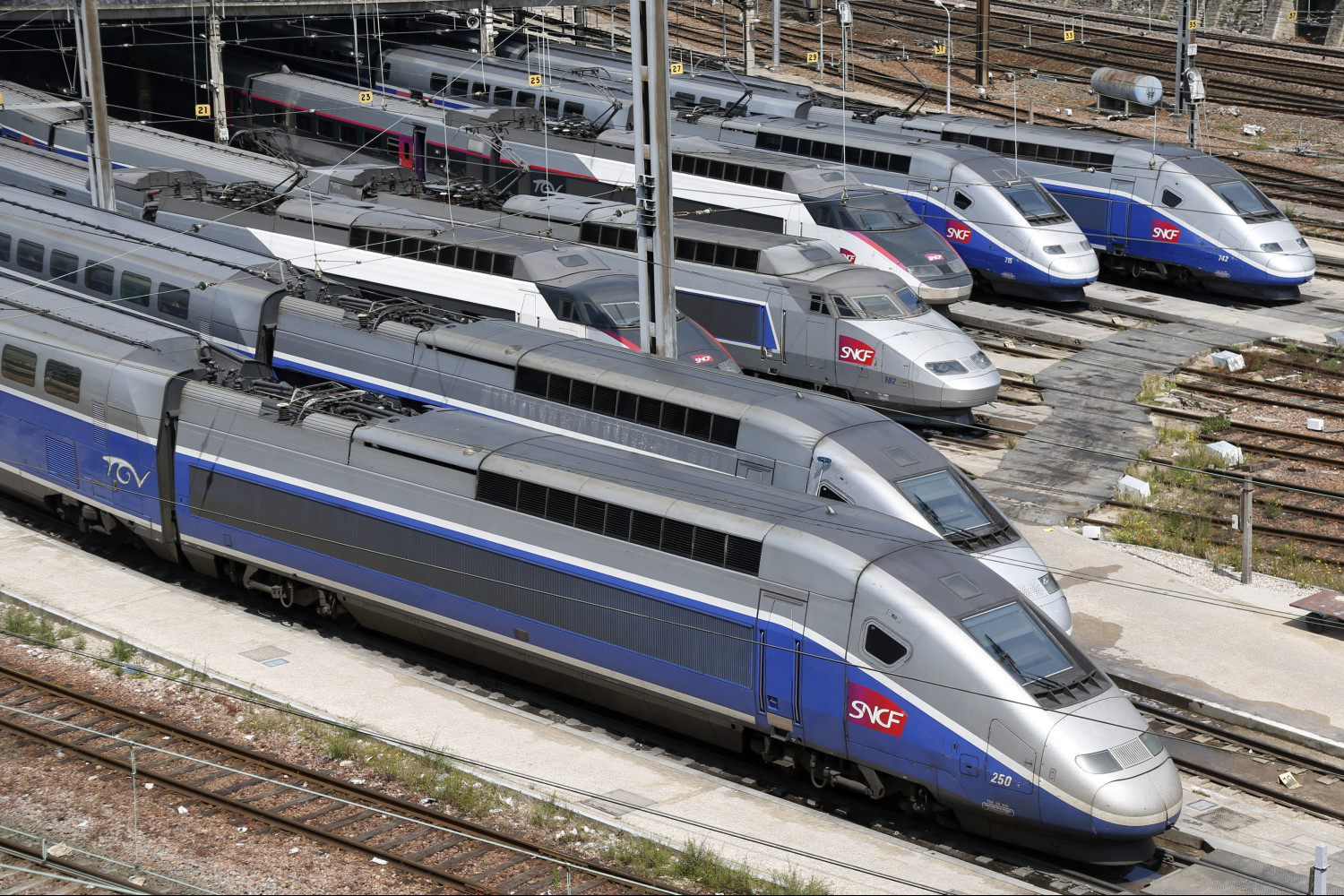 des rames de tgv sont garees dans une gare de depot de la sncf a charenton le pont pres de paris 20240726095023 