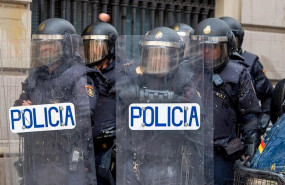 ep agentes de la policia nacional alcanzados por balas de pintura durante una protesta en barelona