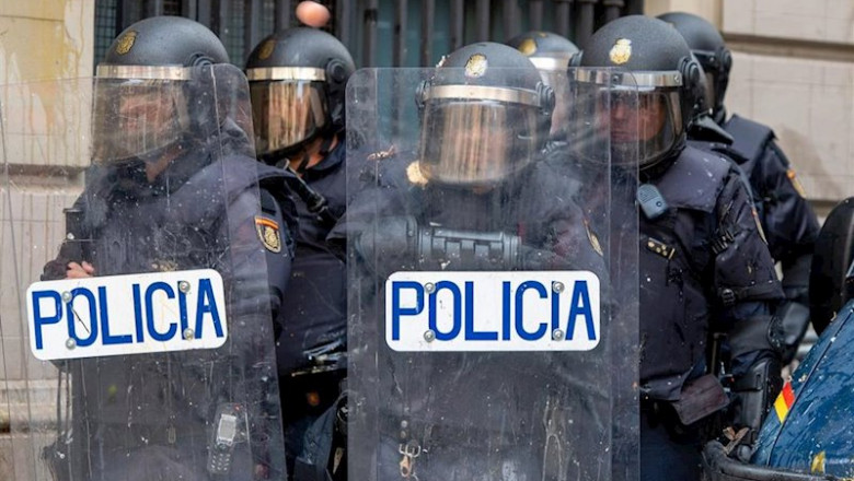 ep agentes de la policia nacional alcanzados por balas de pintura durante una protesta en barelona