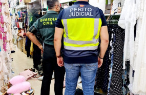 ep archivo   agentes de la guardia civil durante el registro de un comercio por la falsificacion de