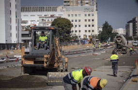 ep archivo   albaniles durante las obras de ampliacion del tranvia de sevilla y el corredor verde en