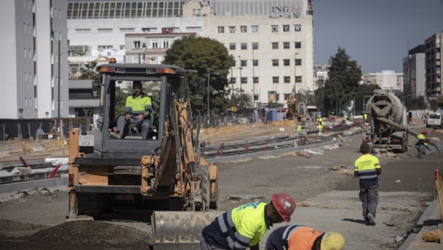 ep archivo albaniles durante las obras de ampliacion del tranvia de sevilla y el corredor verde en ep archivo albaniles durante las obras de ampliacion del tranvia de sevilla y el corredor verde en