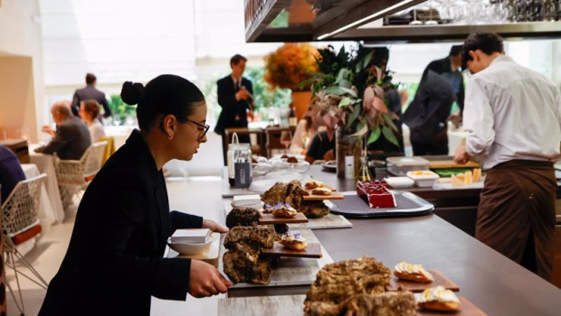 ep archivo camareros en un restaurantes ep archivo camareros en un restaurantes