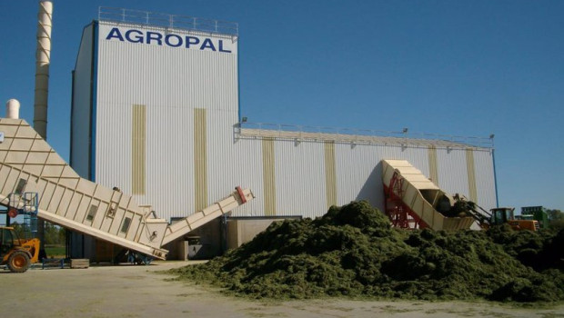 ep archivo   descarga de forrajes en una de las fabricas de agropal