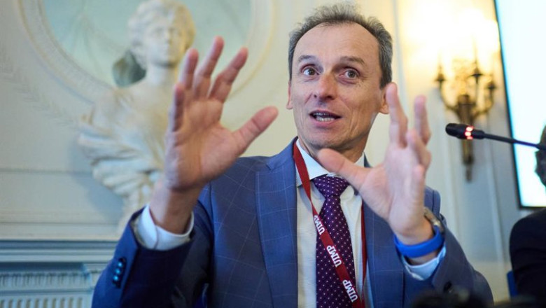 Archivo - El presidente de Hispasat, Pedro Duque, durante la inauguración del curso de verano de la Asociación de Periodistas de Información Económica (APIE) sobre 'El rol de las empresas en la nueva economía', enmarcado en los Cursos de Verano de 2024, e | Juanma Serrano - Europa Press - Archivo ep archivo el presidente de hispasat pedro duque durante la inauguracion del curso de verano de la