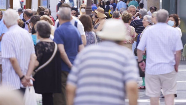 ep archivo gente caminando por las calles de sevilla ep archivo gente caminando por las calles de sevilla