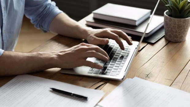 ep archivo imagen de recurso de un hombre escribiendo en un ordenador ep archivo imagen de recurso de un hombre escribiendo en un ordenador