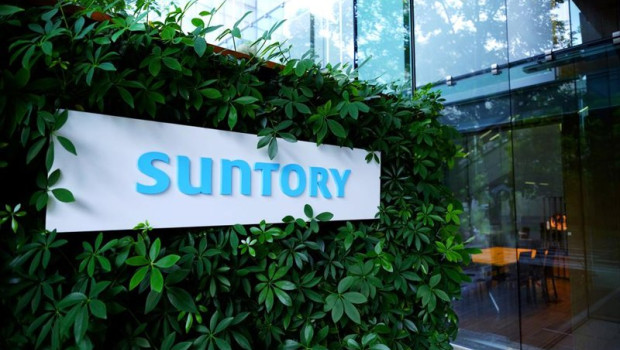ep archivo   logo de suntory a la entrada de sus oficinas