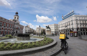 ep archivo   un repartidor de la empresa glovo en la puerta del sol