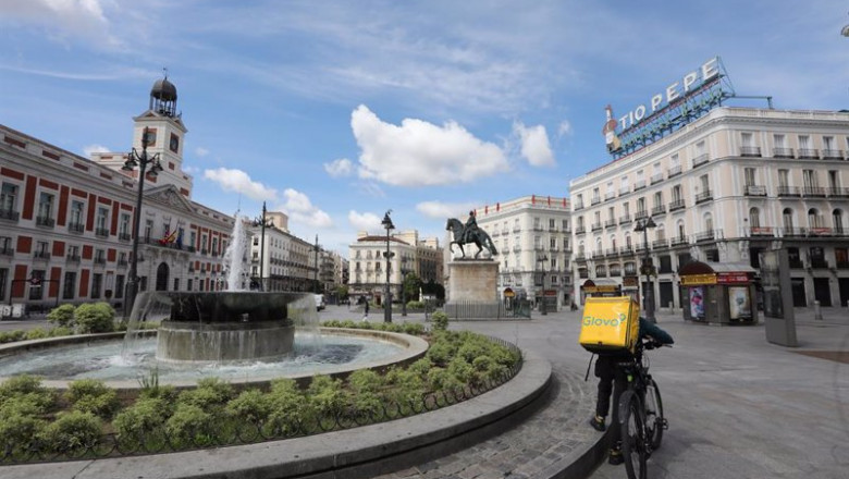 ep archivo   un repartidor de la empresa glovo en la puerta del sol