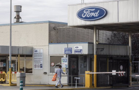 ep archivo   un trabajador accede a la entrada de la factoria de ford espana en almussafes