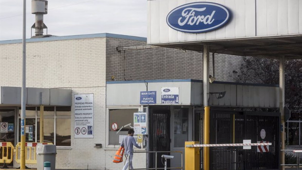 ep archivo   un trabajador accede a la entrada de la factoria de ford espana en almussafes