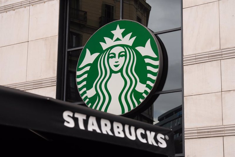 Starbucks sube con fuerza tras mejorar sus ventas ante la fuerte demanda en EEUU