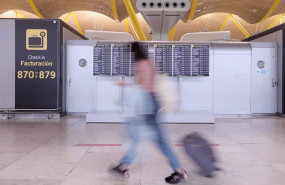 ep archivo   una mujer con equipajeen la t4 del aeropuerto adolfo suarez madrid barajas