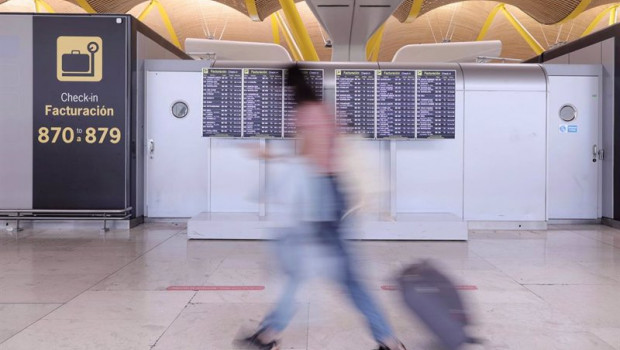 ep archivo   una mujer con equipajeen la t4 del aeropuerto adolfo suarez madrid barajas