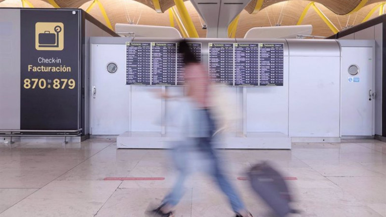 ep archivo una mujer con equipajeen la t4 del aeropuerto adolfo suarez madrid barajas ep archivo una mujer con equipajeen la t4 del aeropuerto adolfo suarez madrid barajas