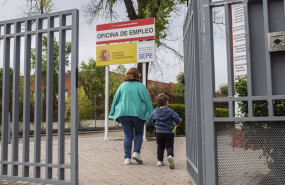 ep archivo   una mujer y un nino en las inmediaciones de una oficina del sepe