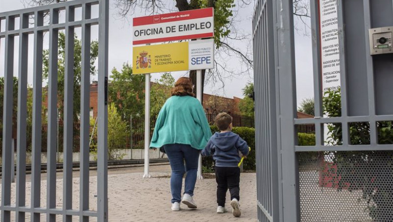 Archivo - Una mujer y un niño en las inmediaciones de una oficina del SEPE | Alejandro Martínez Vélez - Europa Press - Archivo ep archivo una mujer y un nino en las inmediaciones de una oficina del sepe