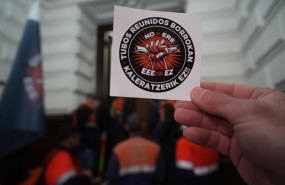 ep archivo   una persona sujeta una pegatinas durante una manifestacion de los trabajadores de tubos