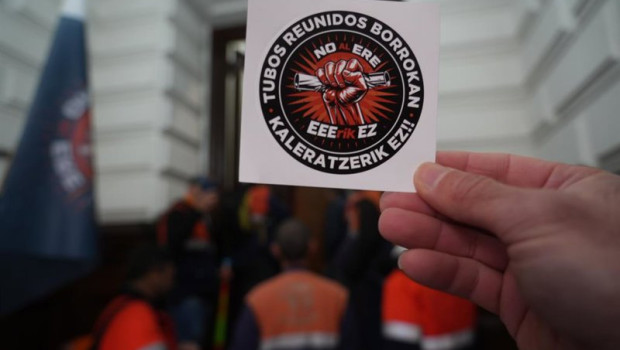 ep archivo   una persona sujeta una pegatinas durante una manifestacion de los trabajadores de tubos
