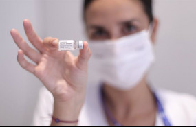 ep archivo una sanitaria sujeta una dosis de janssen contra el covid 19 para los estudiantes del ep archivo una sanitaria sujeta una dosis de janssen contra el covid 19 para los estudiantes del