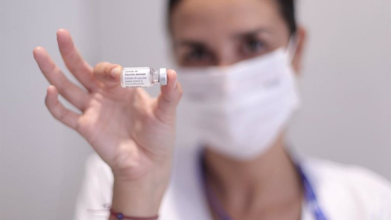 Archivo - Una sanitaria sujeta una dosis de Janssen contra el Covid-19 para los estudiantes del próximo Erasmus, en el dispositivo puesto en marcha en el Colegio Oficial de Médicos de Madrid, a 7 de julio de 2021, en Madrid, (España). Los estudiantes han | Eduardo Parra - Europa Press - Archivo ep archivo una sanitaria sujeta una dosis de janssen contra el covid 19 para los estudiantes del
