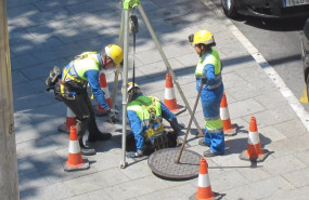 ep archivo   unos operarios trabajando en barcelona
