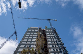 ep archivo   varias gruas en una zona de edificios de viviendas