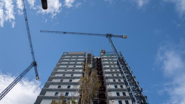 ep archivo   varias gruas en una zona de edificios de viviendas