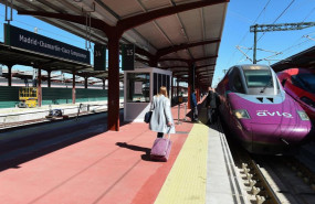 ep archivo   varias personas en el anden de un tren avlo en la estacion madrid chamartin clara