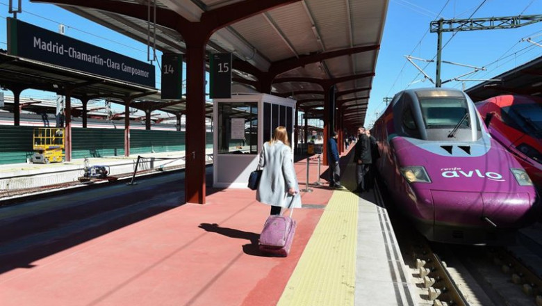 ep archivo   varias personas en el anden de un tren avlo en la estacion madrid chamartin clara