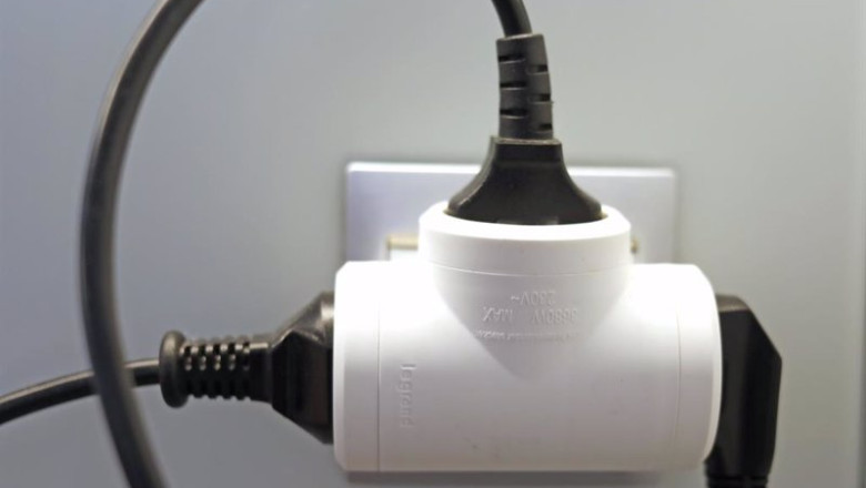 Archivo - Varios cables conectados a un 'ladrón' en un enchufe, a 28 de octubre de 2021, en Madrid (España). | Cézaro De Luca - Europa Press - Archivo ep archivo varios cables conectados a un ladron en un enchufe a 28 de octubre de 2021 en madrid