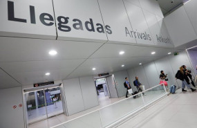 ep archivo   varios pasajeros en la terminal de llegadas de un aeropuerto