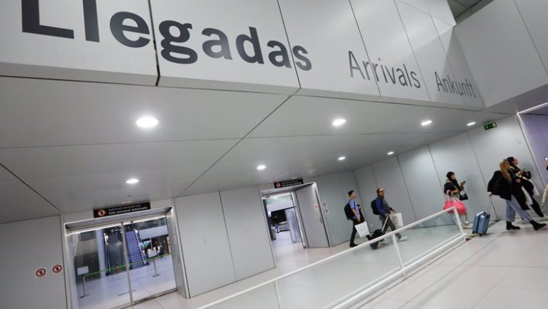 ep archivo varios pasajeros en la terminal de llegadas de un aeropuerto ep archivo varios pasajeros en la terminal de llegadas de un aeropuerto