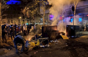 ep barricada en barcelona plaza urquinaona-calle pau claris en la sexta noche de protestas contra la