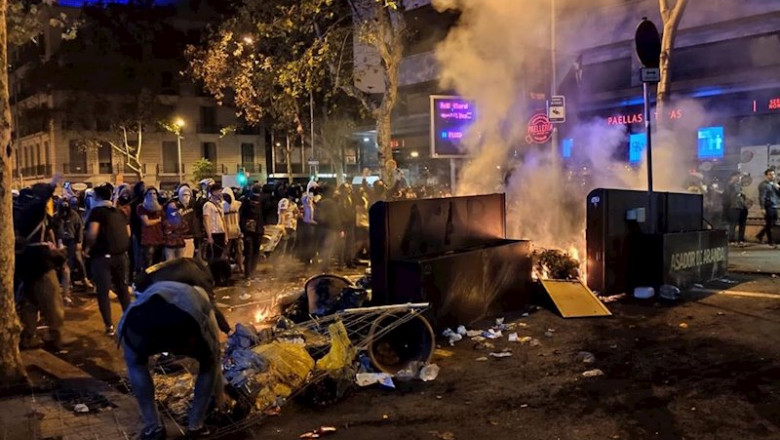 ep barricada en barcelona plaza urquinaona-calle pau claris en la sexta noche de protestas contra la