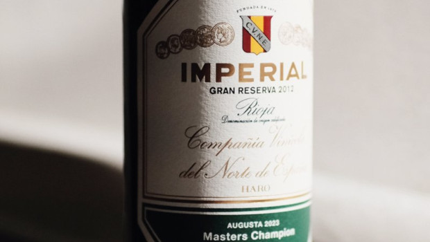 ep botella de vino de cvne para la cena del masters de agusta en homenaje a jon rahm