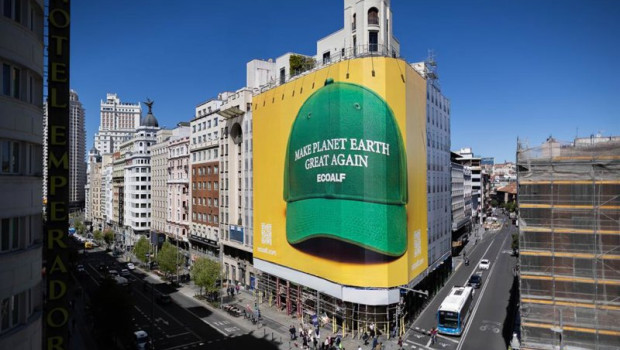 ep campana de ecoalf en la calle madrilena de gran via