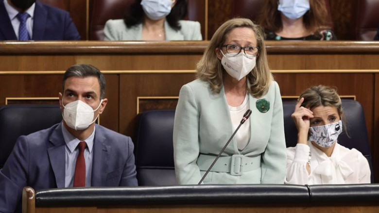 De izda a dcha: el presidente del Gobierno, Pedro Sánchez; la vicepresidenta primera y ministra de Asuntos Económicos y Transformación Digital, Nadia Calviño, y la vicepresidenta segunda y ministra de Trabajo, Yolanda Díaz. | Eduardo Parra - Europa Press ep de izda a dcha el presidente del gobierno pedro sanchez la vicepresidenta primera y ministra de
