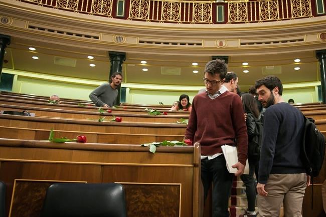 Dejan rosas en los escaños de Podemos en el Congreso | EUROPA PRESS ep dejan rosaslos escanospodemoscongreso