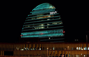 ep edificio la vela de bbva iluminada de verde