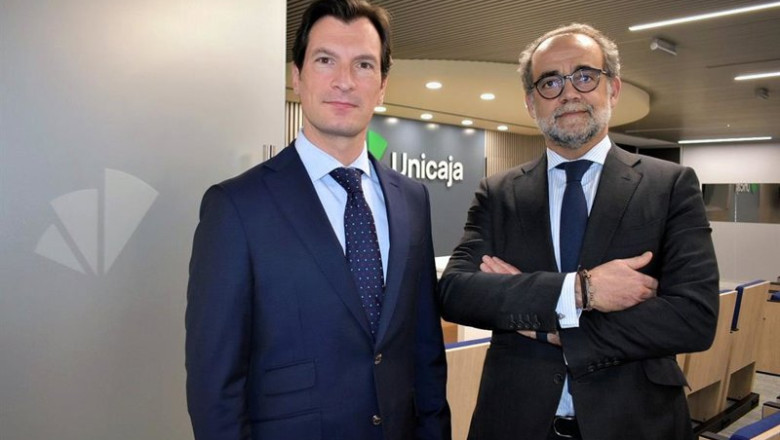 ep el director de pymes negocios y productos de empresa de unicaja santiago casanova izquierda y el
